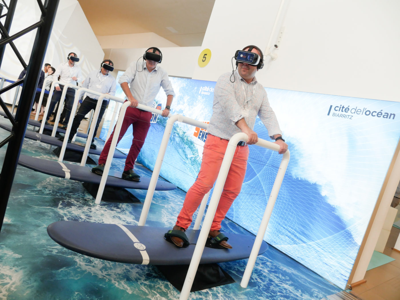 Personnes testant le simulateur de surf à la Cité de l'Océan à Biarrtiz